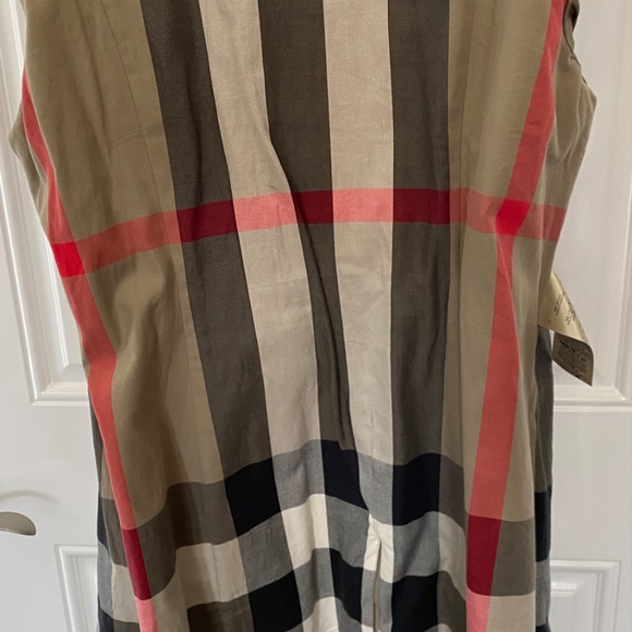 Iconic 3/4 length Burberry double breasted trench in unique khaki beige color. - Picture 4 of 6